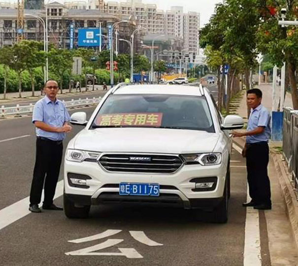 洋浦公交愛(ài)心車隊(duì)助力高考